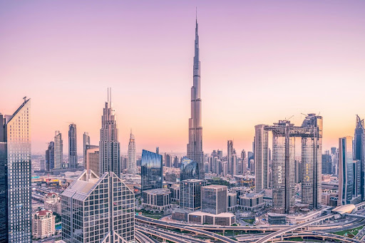 إدارة الشؤون المالية الشخصية كمغترب في الإمارات العربية المتحدة في عام 2025